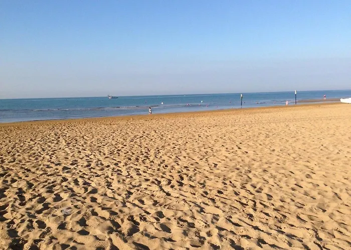 80m From The - Beahost Lägenhet